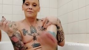 Mommymisfit Shaving &amp; Bathing In A Thunderstorm