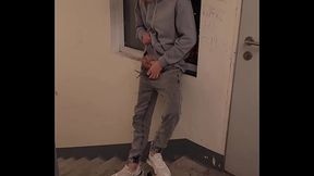 Часть 1 подглядывал как дрочит твинк на лестнице