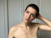 BONITA MORENA CON PELO CORTO SE VISTE Y SE PINTA - Deessebronzee