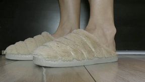 She wiggling toes in the house slippers MP4 FULL HD 1080p