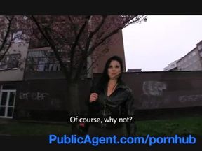 PublicSex Krystina bückt sich für ein Portemonnaie voller Bargeld