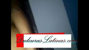 morena latina penetrada por su gran trasero mientras grita y muerde la almohada
