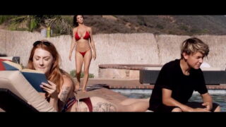 Guy baise le cul serré d'une meuf aux gros seins