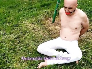 Dominatrice Française pisse sur cet être inférieur chaste et nu dans le jardin. VOST engl