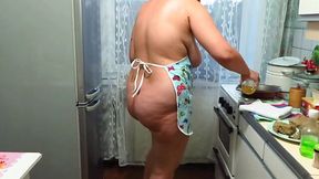 Juicy PAWG MILF cooks naked and fucks with pestle in homemade fetish scene