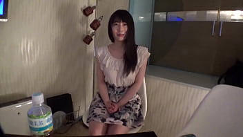 募集ちゃん 002 朋美 26歳 看護師 ちもちの白い肌にお椀型のEカップ フェラ済みの固くなった肉棒を膣へ挿入すれば、久々の快感に飲み込まれないようにベッドを掴み快楽を受け止める。オンナの顔で「気持ちいい...」と呟きながら、騎乗位の体勢から必死に腰を振り奥に当たる感触を楽しむ。