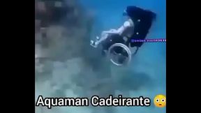 Cadeirante doid&atilde_o em baixo dagua