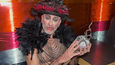 Noite de Halloween no Hot Cruising Bar com vários machos roludos e me deram muito leitinho quente