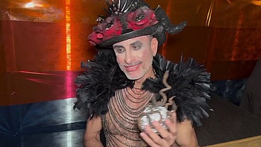 Noite de Halloween no Hot Cruising Bar com vários machos roludos e me deram muito leitinho quente
