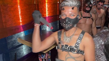 Noite de Halloween no Hot Cruising Bar com vários machos roludos e me deram muito leitinho quente