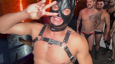 Noite de Halloween no Hot Cruising Bar com vários machos roludos e me deram muito leitinho quente