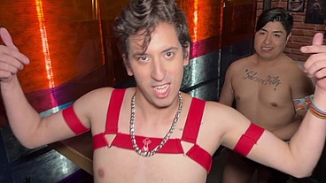 Noite de Halloween no Hot Cruising Bar com vários machos roludos e me deram muito leitinho quente