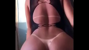 Bellissima culona che galoppa sul cazzo duro del suo stallone