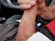 Notgeiler Mann masturbiert am Parkplatz im Auto mit  cumshot