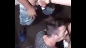 Rico Marlon e Christian Hupper no banheiro e na escada com o an&ocirc_nimo.