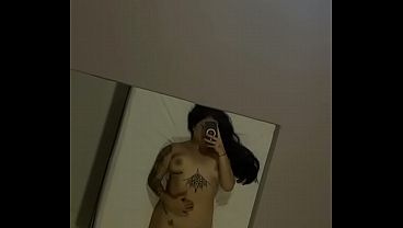 Chica sexy solo en el motel