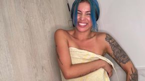 dont look through the bathroom door me in the shower