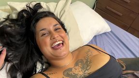 Enfiei a m&atilde_o na buceta dessa gostosa, e senti a buceta gulosa dela me engolindo