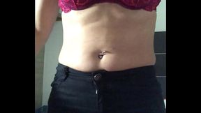 Je me d&eacute_shabille pour un bon bain qui vient me frotter ?