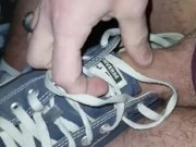 Je me branle et jouis dans ma converse