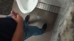 banheirao trabalhador casado chupando rola