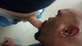 banheirao trabalhador casado chupando rola
