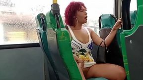Me exibi dentro do &ocirc_nibus e o corno melou a cueca