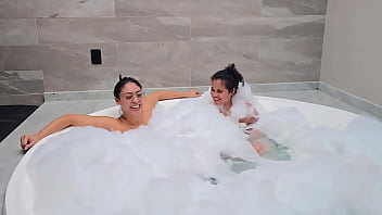 Curtindo as namoradas na banheira - Maya Hyuga e Bia Andrade