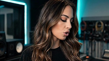 La productora culona decide follarse al nuevo cantante joven - contenido generado por IA