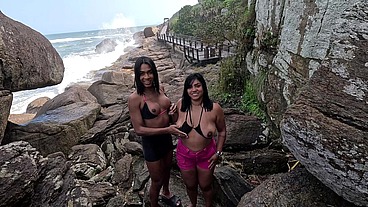 Comendo o cuzinho da bonequinha escondido na praia