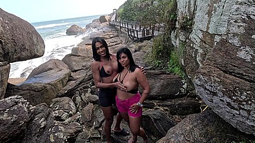 Comendo o cuzinho da bonequinha escondido na praia