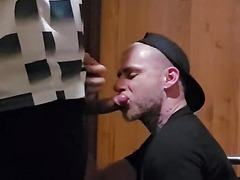 Mlk dotado me fudeu no banheiro do shopping Me deu leit