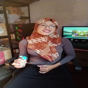 Indo Shemale Hijab Masturbation in Office
