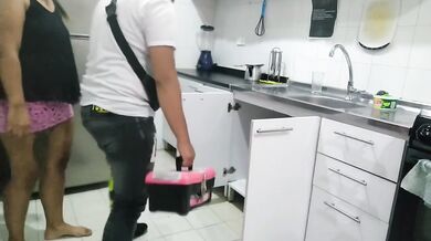 llamo al plomero para revisar la cañería y termina revisando mi coño peludo