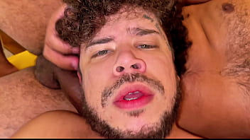 O Twink aguentou minha rola enquanto ele beijava seu macho at&eacute_ jorrar.