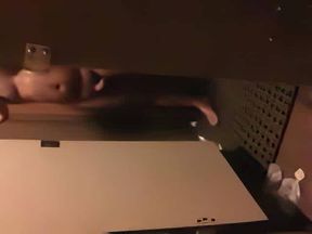 Flagra de pau duro no banheiro