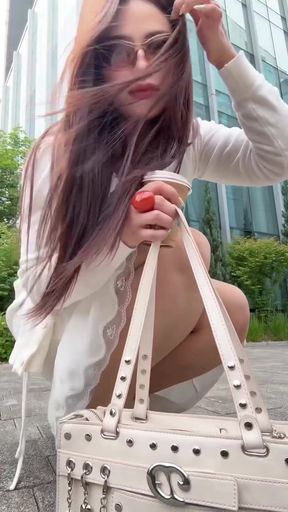 Filipino celebrity babe shows off her body