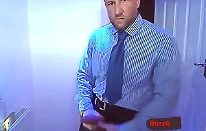 Empresario batendo punheta