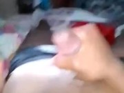 Universitario se masturba en su habitación mientras piensa en tui profesora