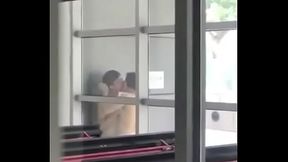 北邮体育馆事件两个年轻情侣居然拿体育馆当炮房胆子太大了