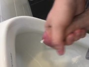 Geil in der Arbeit abspritzen - viel Sperma