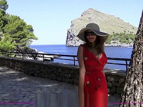 Chloé Sanchez : montre ses gros seins en public et joue avec ses pieds