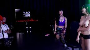 Gostosa fica de 4 na mesa pa mostr a tatuagem em sua bunda e depois most seus lindos peitos - Farof &amp_ Emilly Lima (WATCH ON: SHEER/RED)