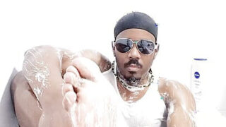 Nero, doccia, bagno – Film POV di feticismo dei piedi di una prostituta gay canadese di colore che si masturba