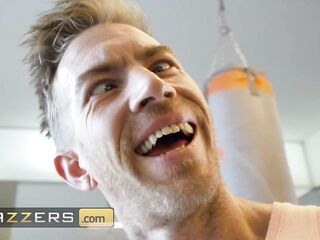 BRAZZERS - Danny Helps La Paisita Oficial With The Gym Equipment, Leading To A Public Oral-sex & Sex