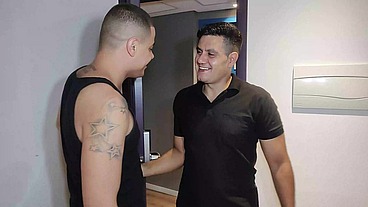 YURI GAÚCHO VISITOU O TIAGO GAÚCHO E FODEU GOSTOSO COM O PUTO - SEXO GAY SEM CAMISINHA - BRAZILIAN BEAR FUCKING HOT