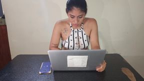 Sucks the cock of the technician who comes to fix the laptop - homemade sex old man with young woman