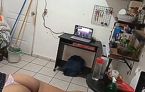 Milf madurita haciendo limpieza en su cuarto 3