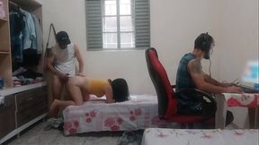 amigo fode namorada novinha do amigo nerd pelas costas enquanto ele esta no gamer