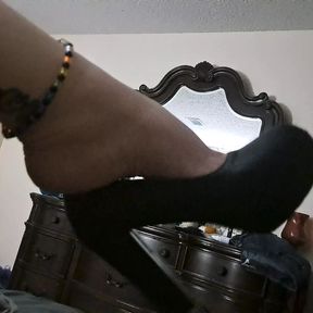 Milf angles her new heels while laying in bed